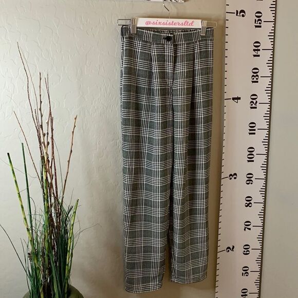 𝅺H&M black and white plaid dress pants. Button and zipper front elastic back. - Picture 2 of 10